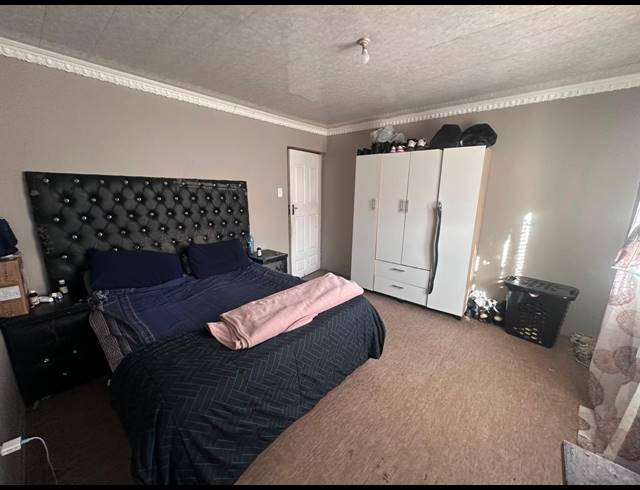 2 BEDROOM FREEHOLD FOR SALE IN SCENERY PARK